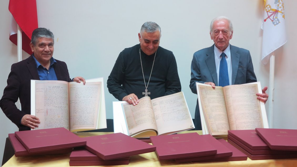 Obispado de Iquique entregó a museo casi 9.000 documentos de la época salitrera