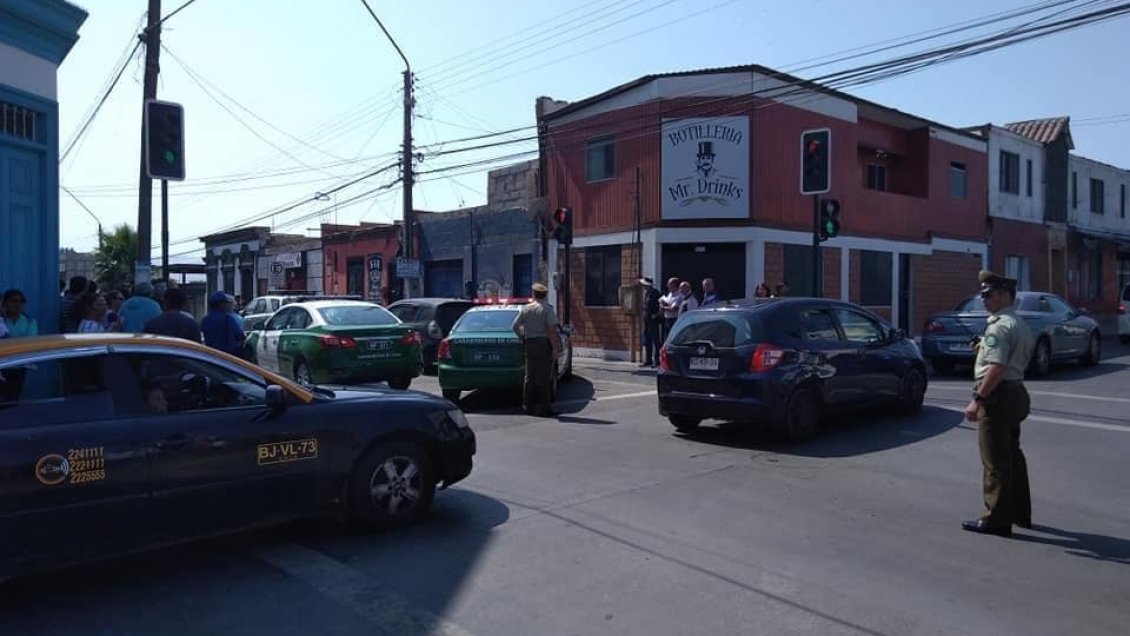 Arica: Riña con armas blancas terminó con dos sujetos parapetados en el techo de una casa