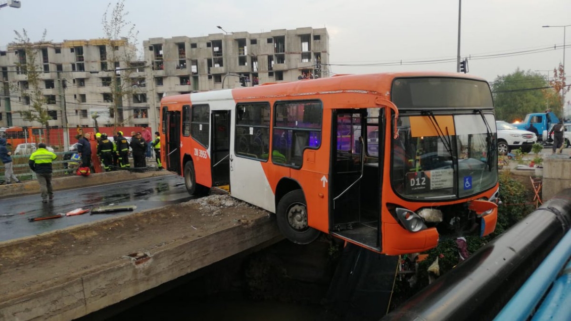 Bus del Transantiago quedó colgando en puente del Canal San Carlos