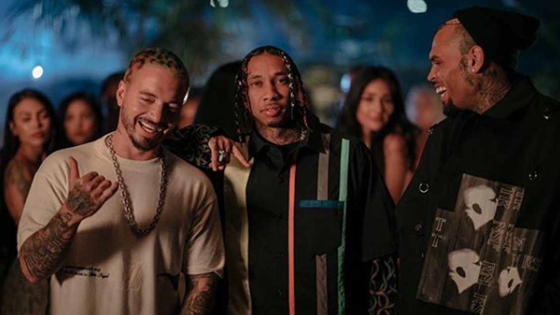 J Balvin se llena de críticas por colaboración con rapero que golpeó a Rihanna