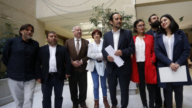 Bancada comunista rechazó reunión de diputado Flores con representante de Guaidó