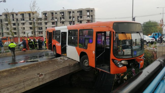 Bus del Transantiago quedó colgando en puente del Canal San Carlos