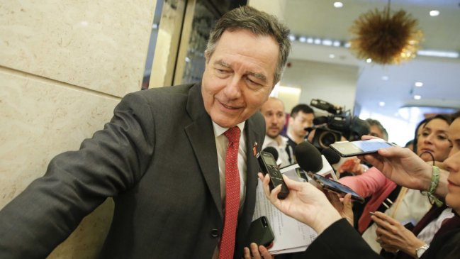 Ampuero evitó ahondar en polémica por la ausencia de Codelco en visita a China