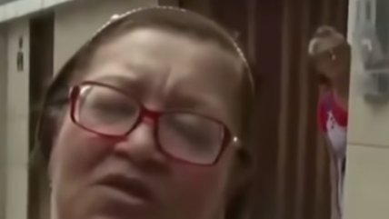 Adulta mayor fisgona quedó apretada por su propio portón