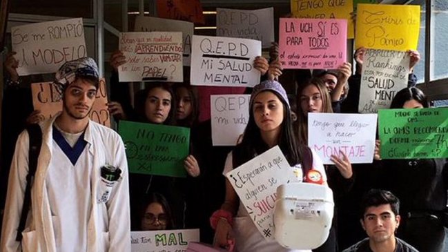 Estudiantes de Odontología de la U. de Chile iniciaron paro por sobrecarga académica