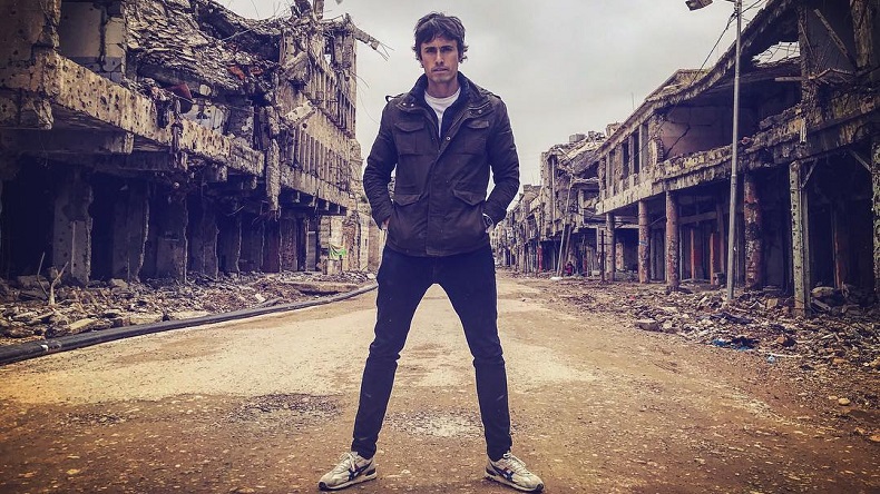 Critican a periodista Roberto Cox por posar para foto en lugar destruido por la guerra