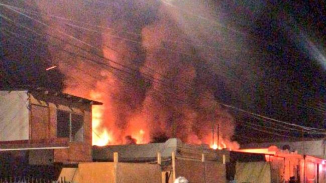 Investigan incendio que afectó tres inmuebles en Tocopilla