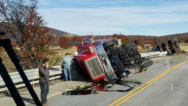 Camionero volcó en la ruta entre Punta Arenas y Puerto Natales
