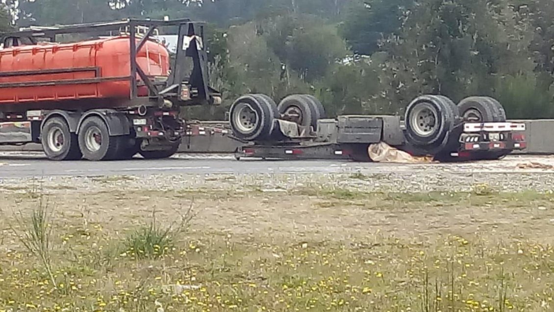 Hombre murió aplastado por remolque de un camión