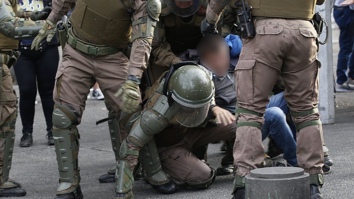 Incidentes en Concepción: Carabinero sufrió fractura de mandíbula por pedrada