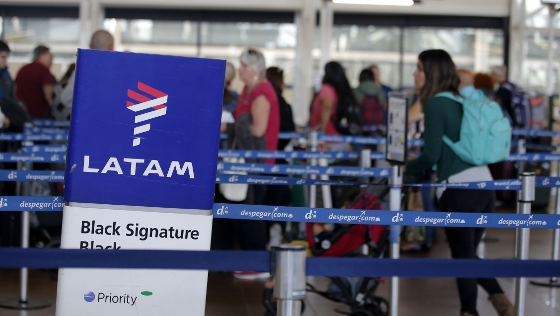 Condenan a Latam a indemnizar a pasajera por reprogramación de su vuelo