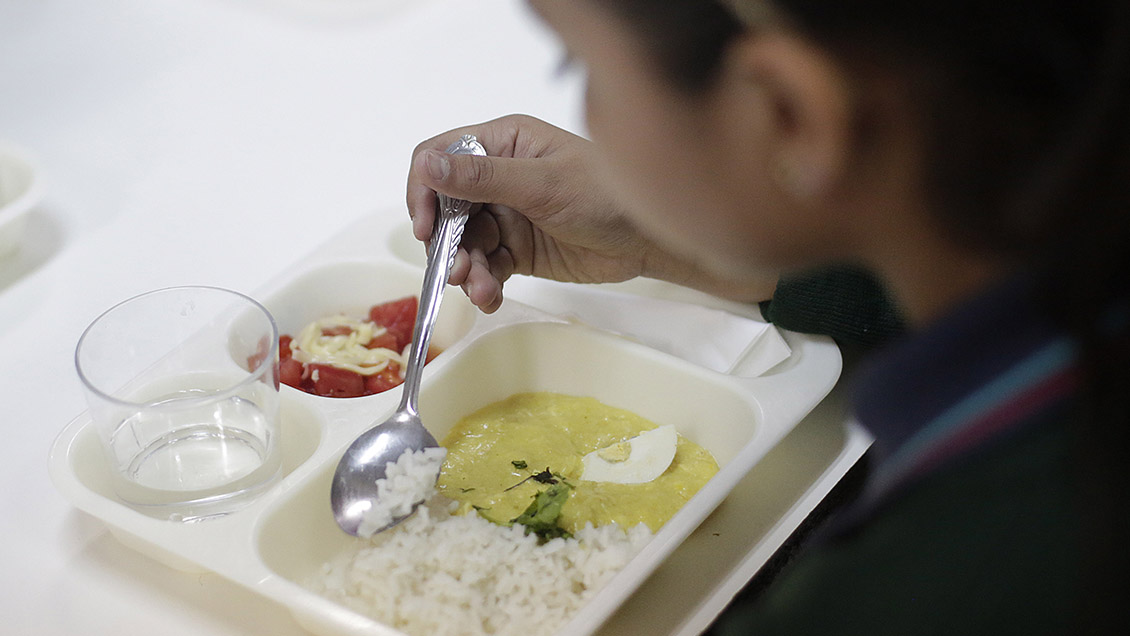 Como en la casa: Programa de alimentación escolar reemplazará bandejas por platos