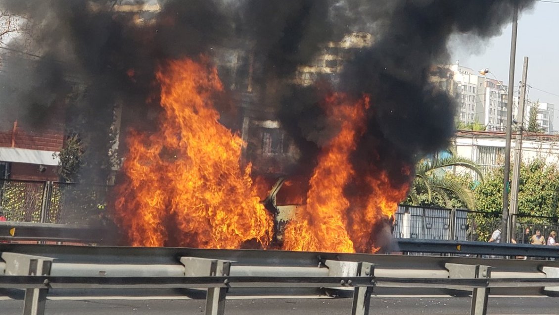 Vehículo se incendió en la Autopista Central