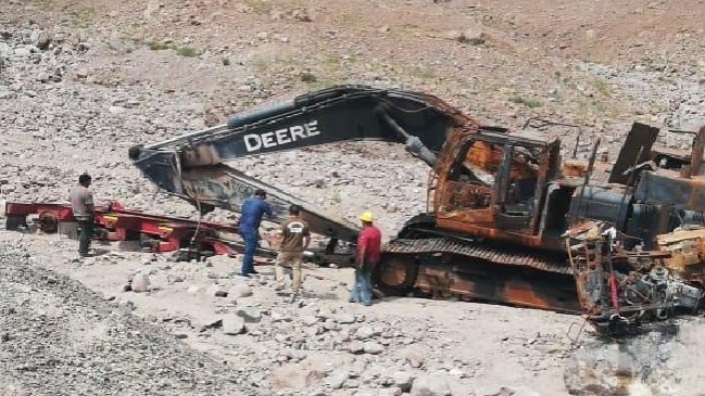 Arica: Sujetos fueron sorprendidos desmantelando una excavadora