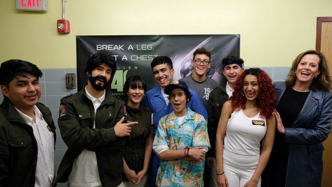 Sigourney Weaver visitó de sorpresa a estudiantes que hicieron obra de 