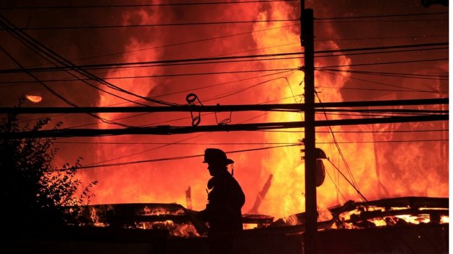 Un incendio afecta a viviendas en Viña del Mar