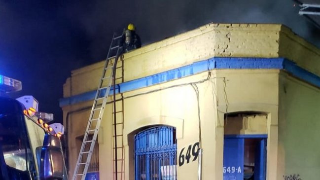 Bomberos controló incendio en el centro de Santiago