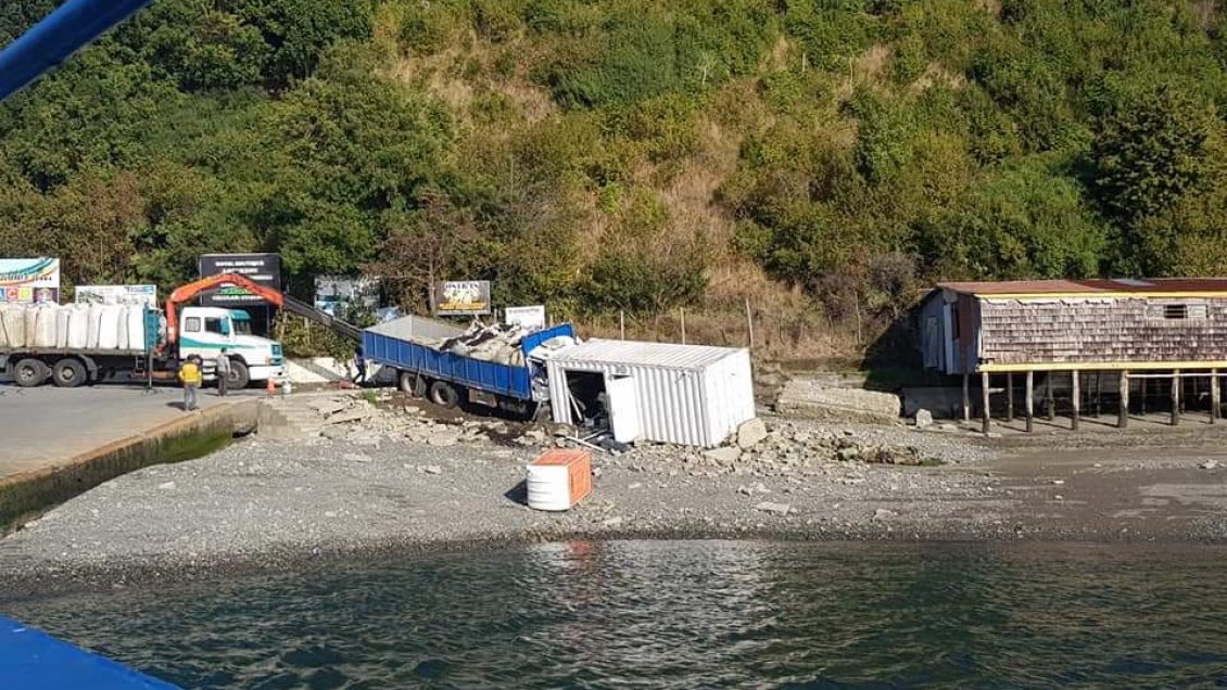 Chiloé: Camión impactó contra un container en la Isla de Quinchao