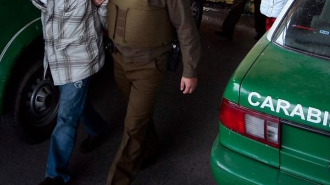 Robaron en un colegio, huyeron y chocaron contra un poste