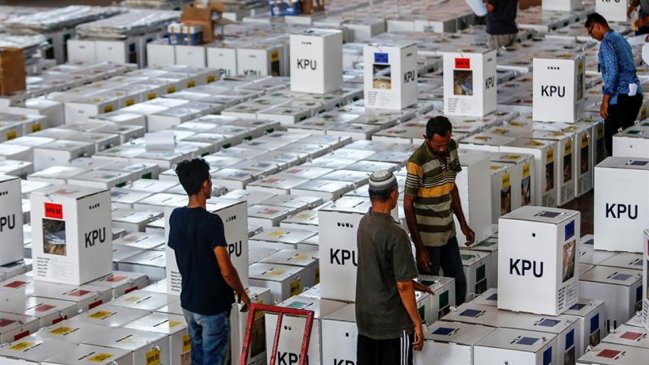 Maratónicas elecciones de Indonesia dejaron casi 300 muertos por fatiga