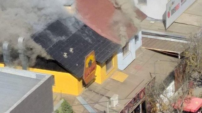 Dos locales comerciales resultaron afectados por incendio en Viña del Mar