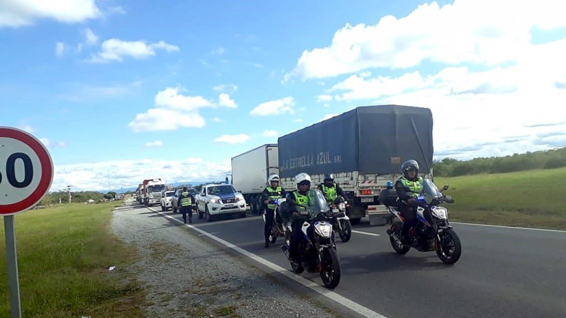 Carabineros escolta paso de camiones con 100 toneladas de mercurio provenientes de Argentina