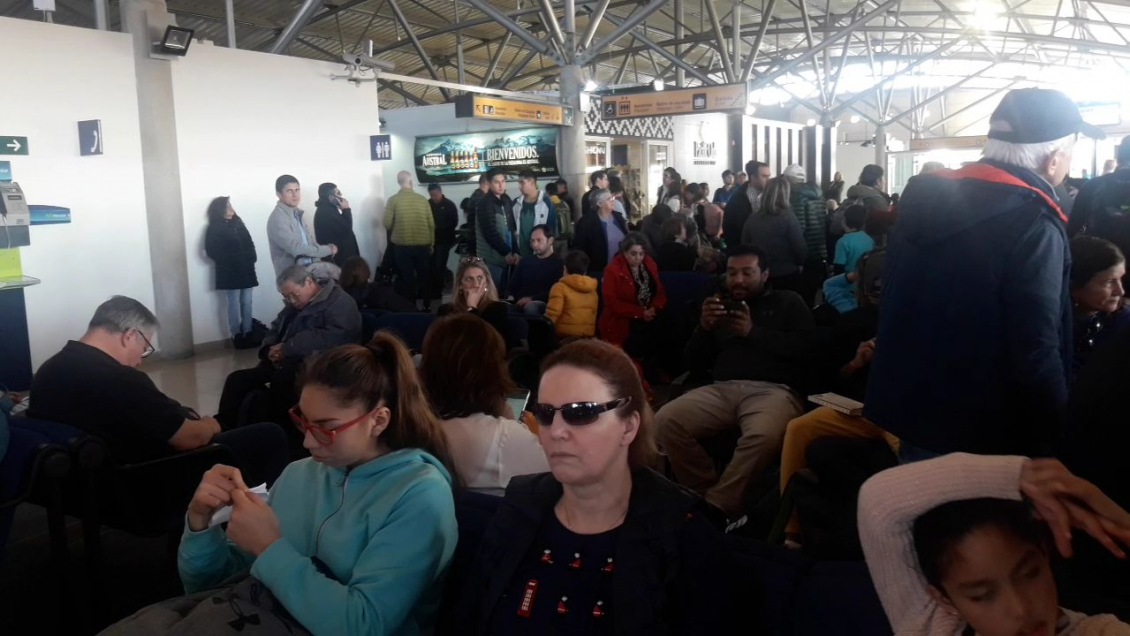 Reprogramación de vuelos enoja a pasajeros en Aeropuerto de Punta Arenas
