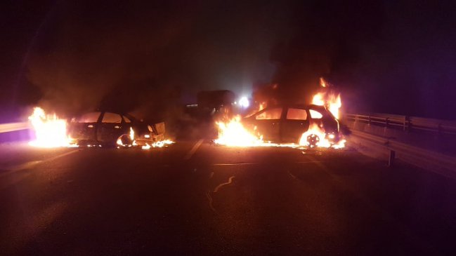 Desconocidos protagonizaron millonario robo en el Peaje de Lanco y quemaron cuatro vehículos