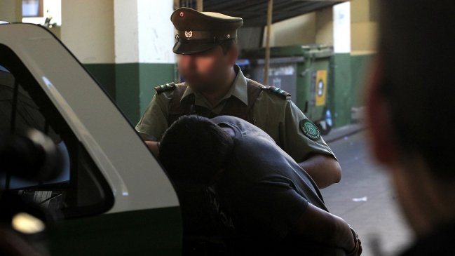 Arrendatario golpeó a conserje y auxiliar de aseo tras ser sorprendido orinando indebidamente