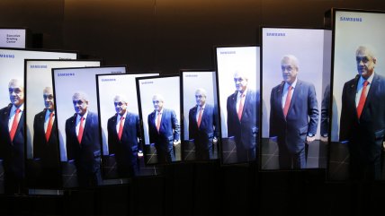  La futurista visita de Piñera a la planta de Samsung  