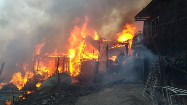 Incendio consumió 16 viviendas en campamento Vista Hermosa de Antofagasta