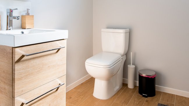 Su mamá lo echó de la casa y tiró las cenizas de sus abuelos por el baño