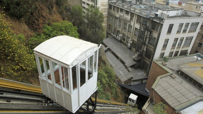 Ascensores de Valparaíso: Estudian elevar tarifas a turistas para costear gratuidad