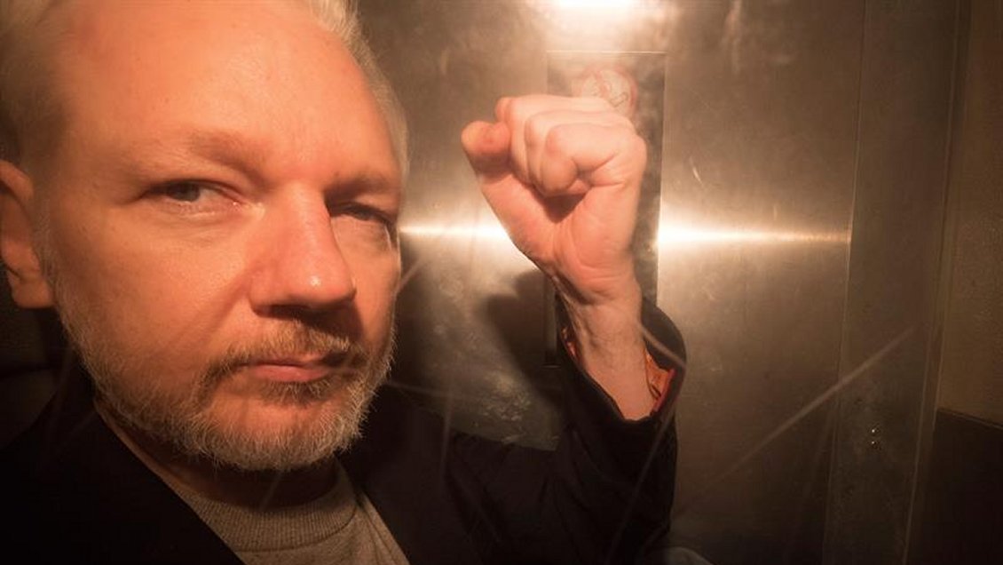 La Justicia británica condenó a Assange a 50 semanas de cárcel