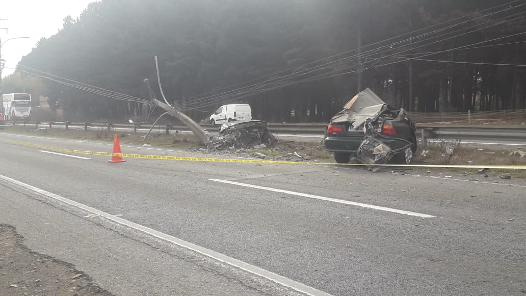 Conductor murió al chocar con poste en San Pedro de la Paz: Auto quedó partido en dos