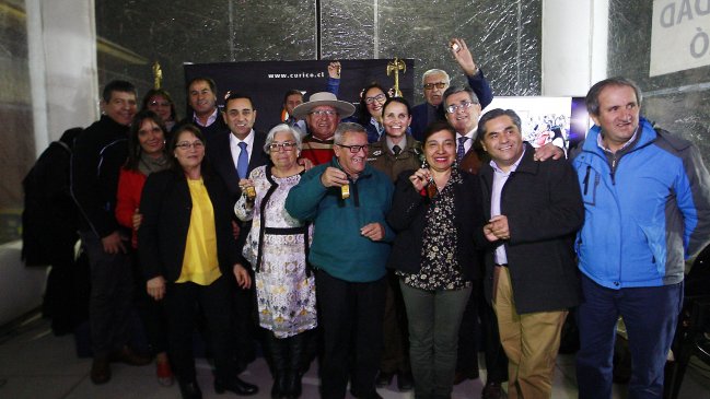 Implementan sistema de botones de pánico para adultos mayores en Curicó