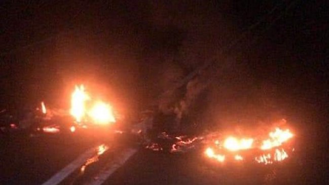 Manifestantes cortaron el tránsito en la Ruta Collipulli - Angol con barricadas