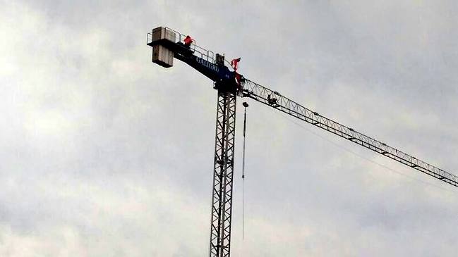 Grúa pluma de empresa constructora opera encima de un colegio de Chillán