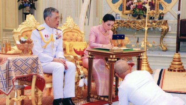 El rey de Tailandia se casó por sorpresa y anunció que su esposa es la reina