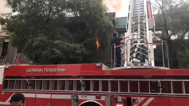 Incendio en inmuebles moviliza a Bomberos en el centro de Santiago