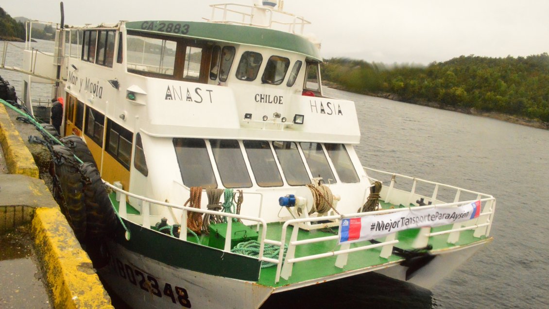 Aysén: Nueva embarcación mejora conectividad de las Islas Huichas