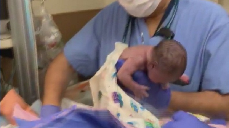 Graban a médico dejando caer a recién nacida días antes que sufriera hemorragia cerebral