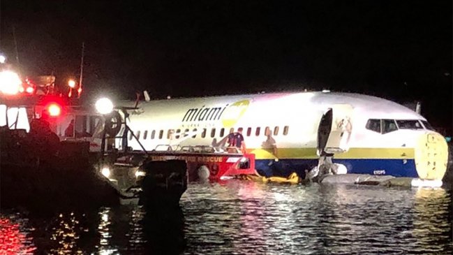 Avión patinó por la pista y cayó a un río en Jacksonville