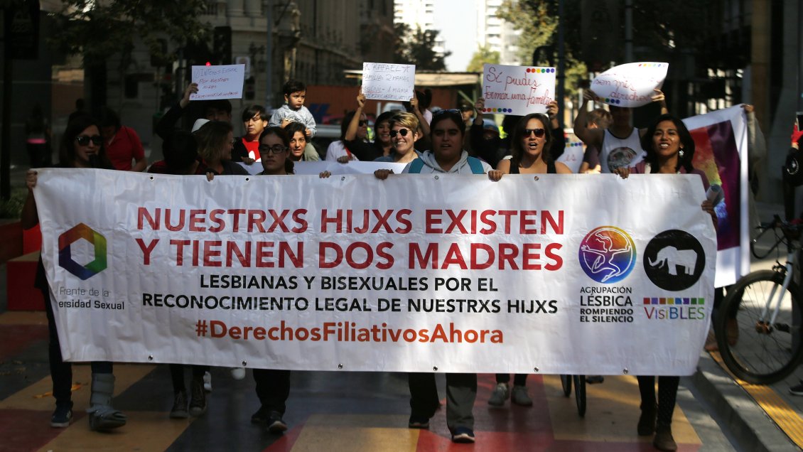 Proyecto busca autorizar la inscripción de niños en familias homoparentales