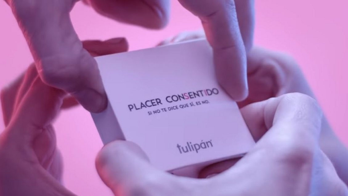 El preservativo que se abre con cuatro manos para fomentar el consentimiento