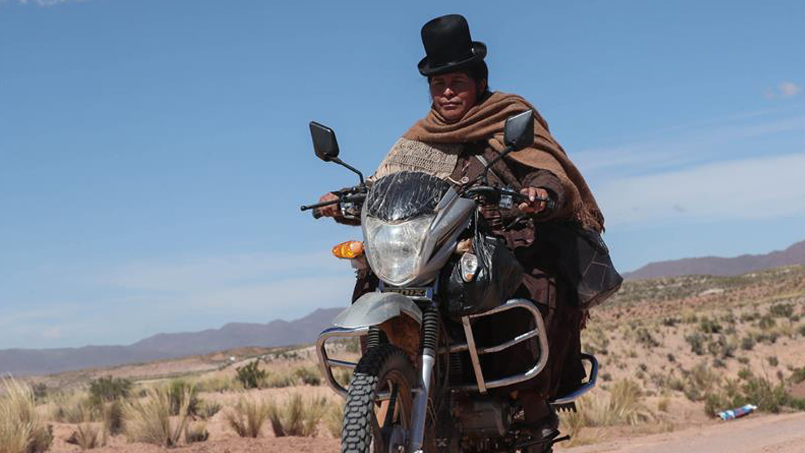 Concejala aimara boliviana combate el acoso político en moto