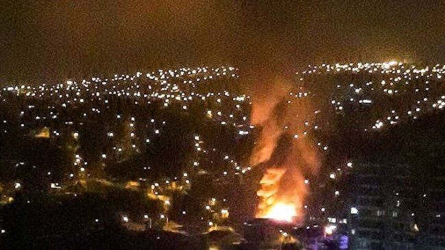 Incendio en Valparaíso destruyó dos casas y dejó seis damnificados