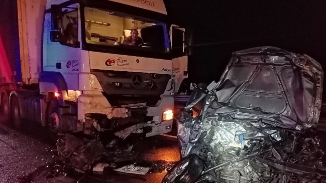 Un muerto deja choque entre camión y auto en Coquimbo