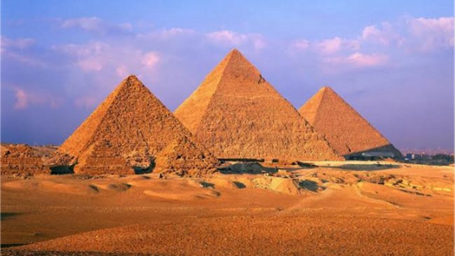 Egipto descubre tres nuevas tumbas bajo la sombra de las pirámides de Giza