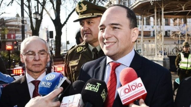 Imagen de hijo menor de edad del intendente de Los Ríos con un aparente arma causa controversia en redes sociales